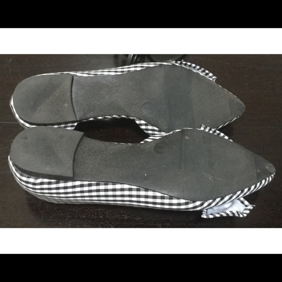 BLACK AND WHITE FLATS - Picture 3 of 3